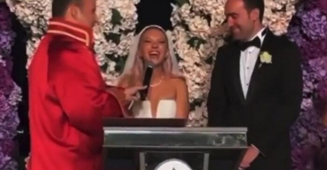 İrem Dericiden Ece Seçkine Düğünde Tam Altın