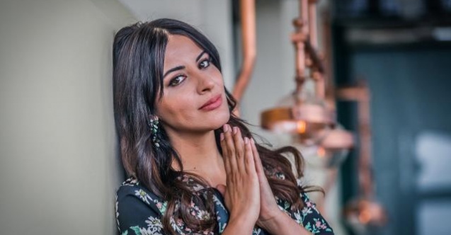 Ünlü Şarkıcı Zara Göğüs Dekoltesiyle Olay Oldu