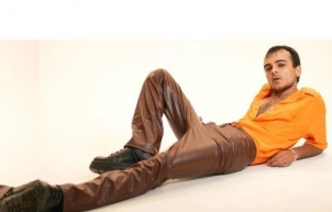 Umut Veren Oyuncu Ahmet Saim, “Gayb” ile Tiyatronun Ruhunu Sahneye Taşıyor..