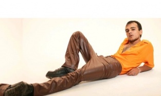 Umut Veren Oyuncu Ahmet Saim, “Gayb” ile Tiyatronun Ruhunu Sahneye Taşıyor..