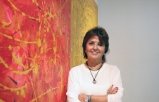 Çocuklara burs sağlamak için resim yapıyor