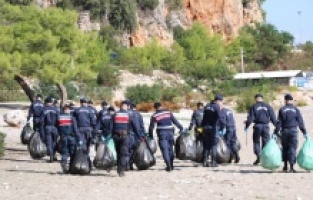 Antalya'da Ziyaretçiye kapalı plajda 240 torba çöp toplandı