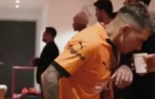 Galatasaraylı futbolcuların, Beşiktaş maçına çıkmadan önce bardakta ne kokladığı ortaya çıktı..