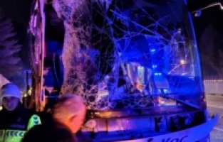 Mersin’de Feci Kaza: Yolcu Otobüsü Tıra Çarptı, 10 Kişi Yaralandı!