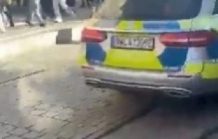 Almanya’da Dehşet Anları! Araç Kalabalığın Arasına Daldı: Çok Sayıda Yaralı, Operasyon Başlatıldı!