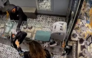 BALIKESİR’DE FİLM GİBİ KUYUMCU SOYGUNU! SON ANDA KURTULDU!