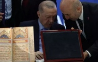 Cumhurbaşkanı Erdoğan’a 208 Yıllık El Yazması Kuran-ı Kerim Hediye Edildi