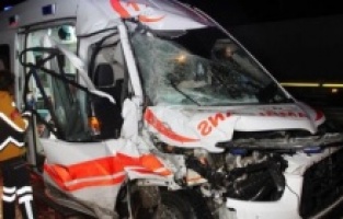 Derince’de Kırmızı Işıkta Feci Kaza! Hasta Taşıyan Ambulans ile Otomobil Çarpıştı