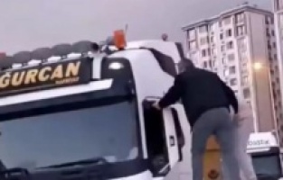 Esenyurt’ta Trafikte Şoke Eden Saldırı! Tırın Üzerine Çıkıp Şoförü Dövdüler