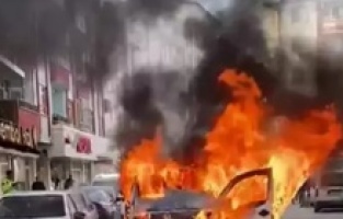 Iğdır’da Dehşet! Hafif Ticari Araç Cadde Ortasında Alevlere Teslim Oldu