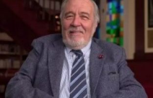 İlber Ortaylı’nın Tuşlu Telefonu Görenleri Şaşırttı! "Teknolojiyle Mesafeliyim"