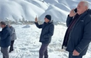 Telefonla Konuşabilmek İçin 1 Kilometre Yürüyorlar! Köylüler Çözüm Bekliyor