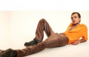 Umut Veren Oyuncu Ahmet Saim, “Gayb” ile Tiyatronun Ruhunu Sahneye Taşıyor..