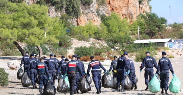 Antalya'da Ziyaretçiye kapalı plajda 240 torba çöp toplandı