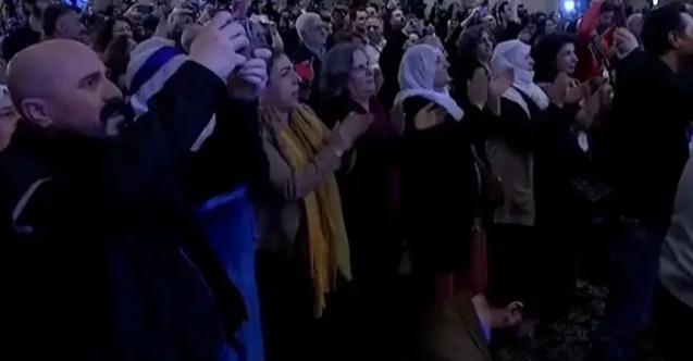 DEM Parti Heyeti, Öcalan’ın Mektubunu Okumadan Önce Fotoğrafı Paylaştı! Öcalan’ın Çağrısı Öncesi Ekrana Gelen Fotoğraf Salonu Ayağa Kaldırdı