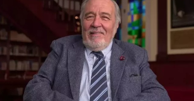 İlber Ortaylı’nın Tuşlu Telefonu Görenleri Şaşırttı! "Teknolojiyle Mesafeliyim"