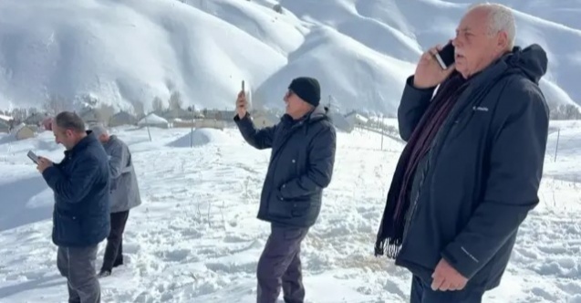 Telefonla Konuşabilmek İçin 1 Kilometre Yürüyorlar! Köylüler Çözüm Bekliyor